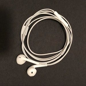 Apple EarPods - 2 available